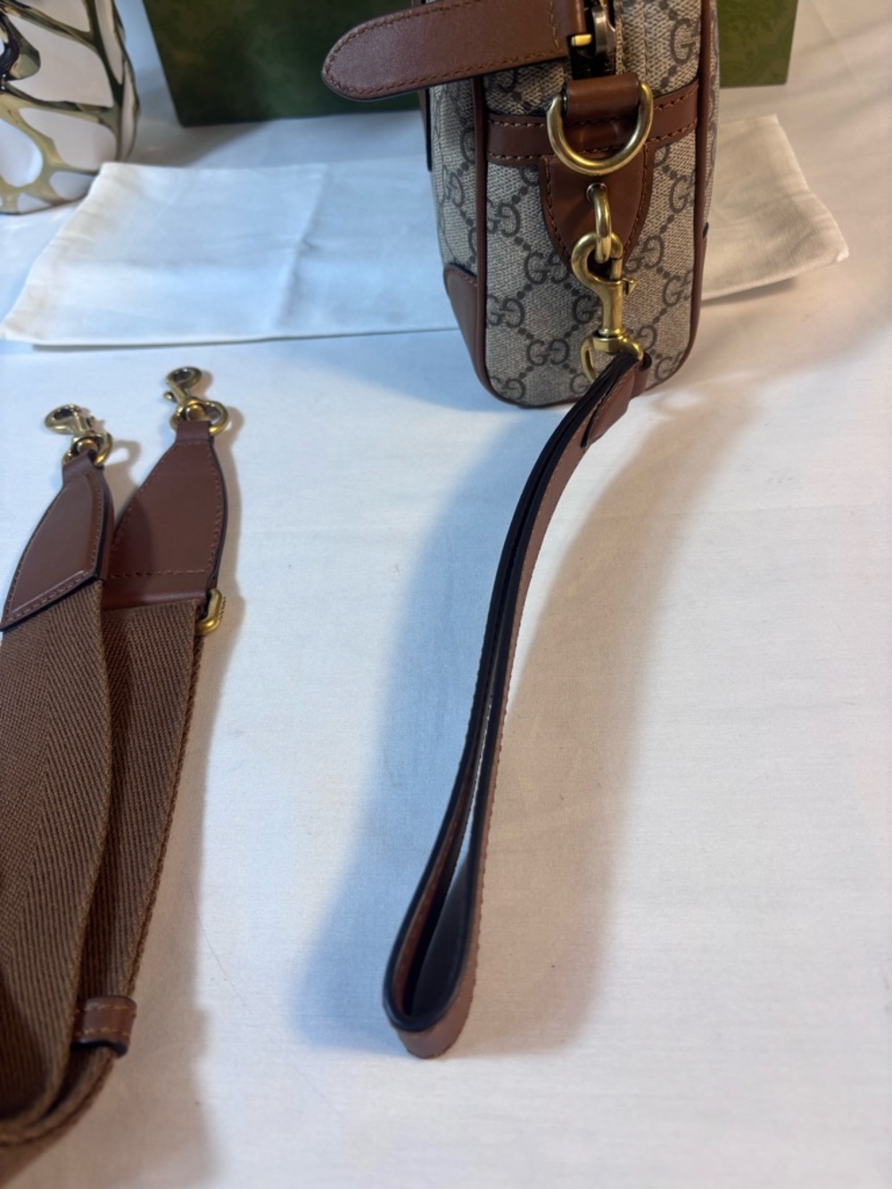 Beautiful Gucci Small Emblem Crossbody - Picture 9 of 16